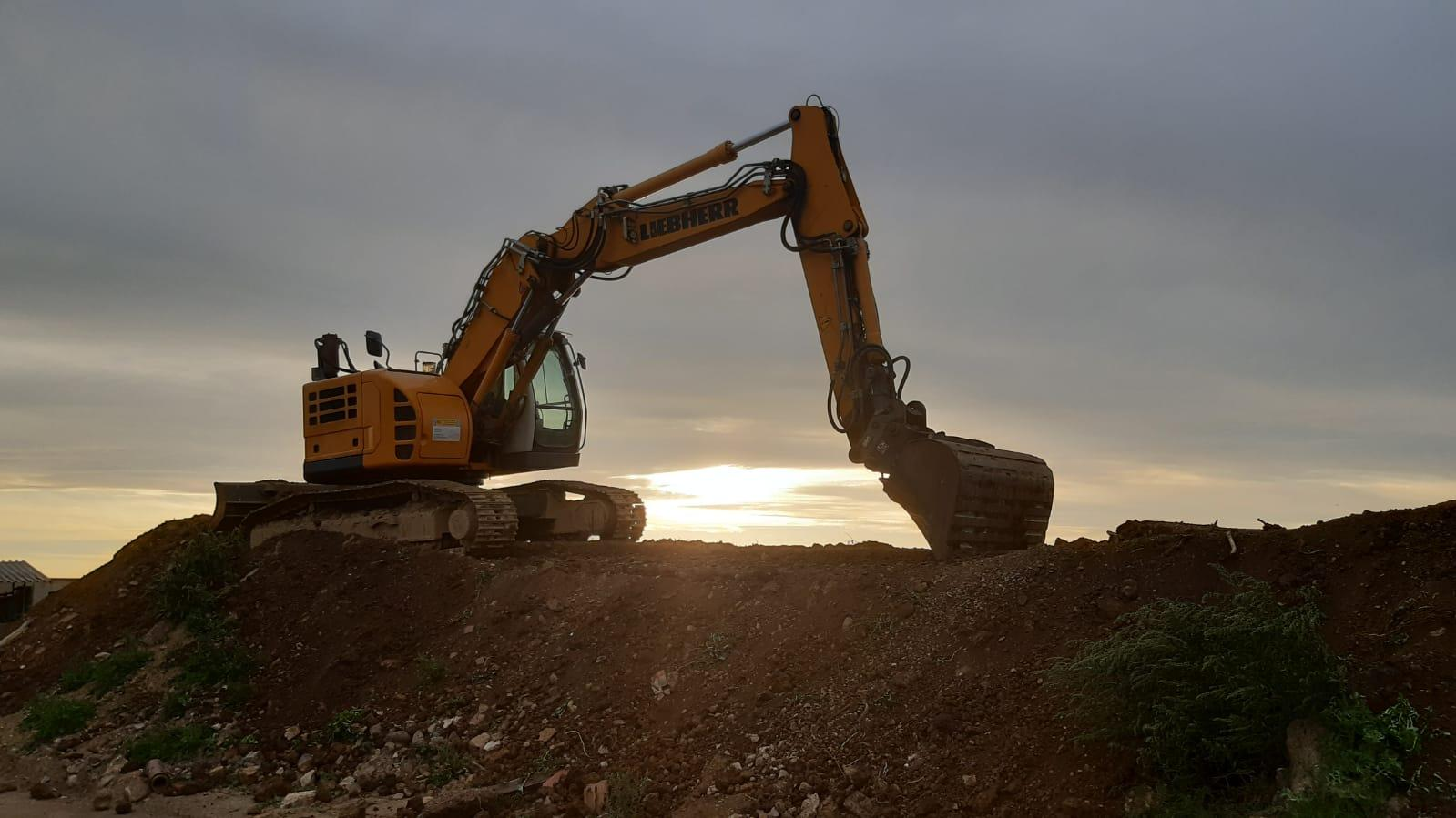 Liebherr-Kettenbagger im Abendlicht